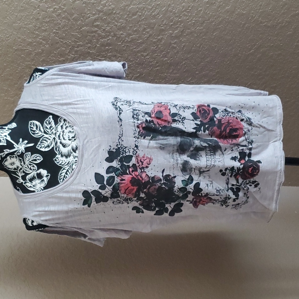 Rock & Republic Women's Skull & Roses Open Sleeve Shirt LG